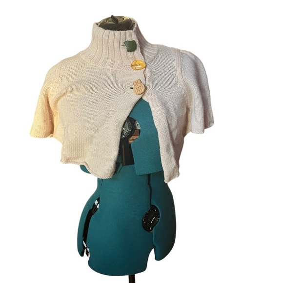 Moth Anthropologie Cream Knitted Mini Shawl With Leaf Acorn and Owl Buttons A24 - Picture 1 of 5